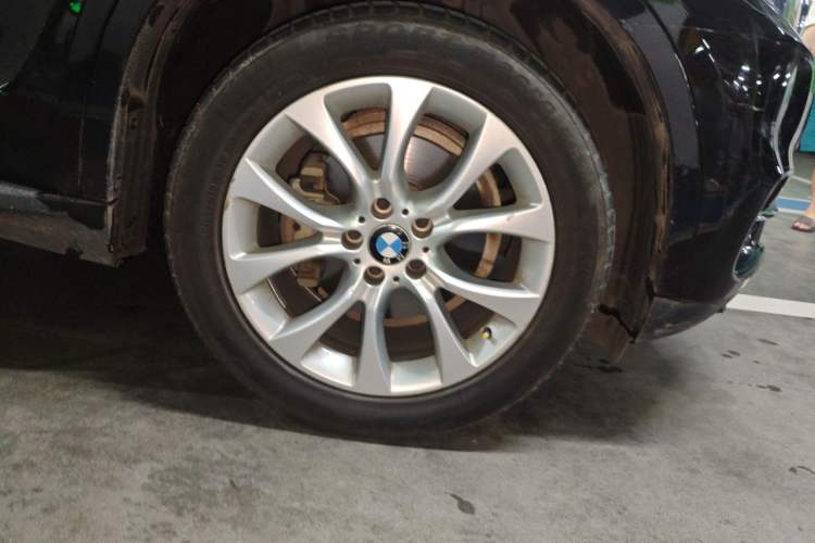 Used BMW X5 2018 xDrive28i Right Front Wheel Hub