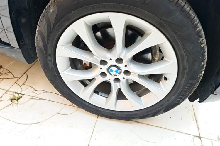 Used BMW X5 2018 xDrive28i Right Front Wheel Hub