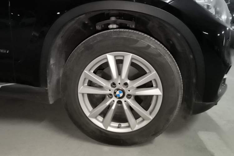 Used BMW X5 2018 xDrive35i Elegant Edition Right Front Wheel Hub