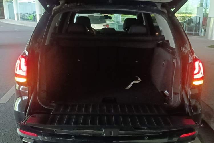 Used BMW X5 2018 xDrive28i Trunk
