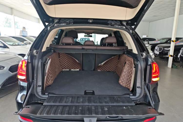 Used BMW X5 2018 xDrive28i Trunk