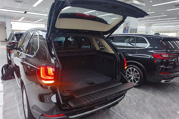 Used BMW X5 2018 xDrive28i Trunk