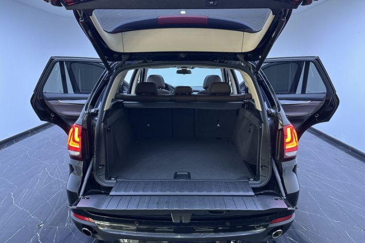 Used BMW X5 2018 xDrive28i Trunk