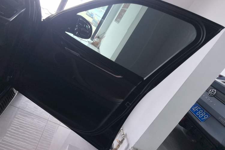 Used BMW X5 2018 xDrive28i Interior 5