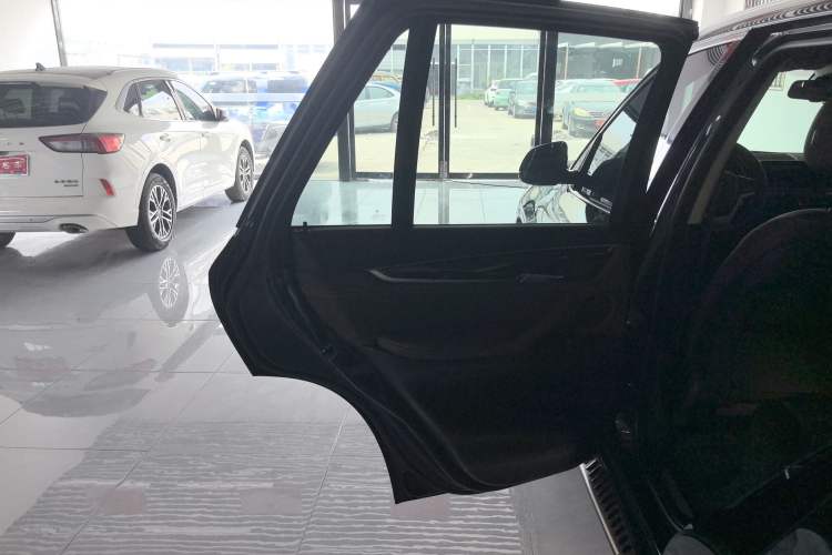 Used BMW X5 2018 xDrive28i Interior 8
