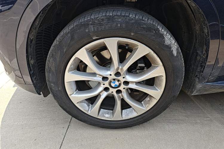 Used BMW X5 2018 xDrive28i Left Front Wheel Hub