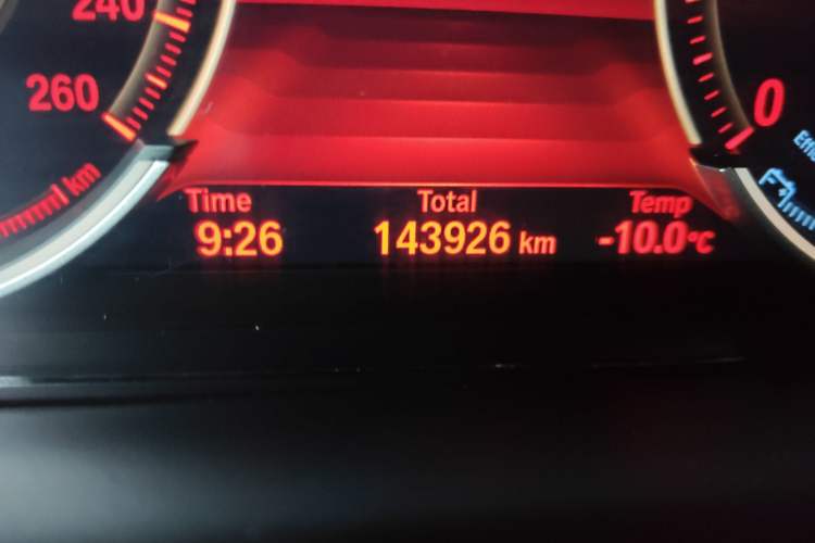 Used BMW X5 2018 xDrive28i Odometer Close Up