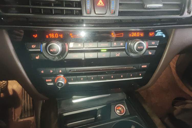 Used BMW X5 2018 xDrive28i Audio And AC Panel