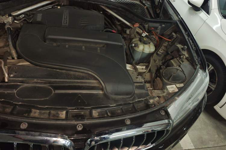 Used BMW X5 2018 xDrive28i Engine Bay Left