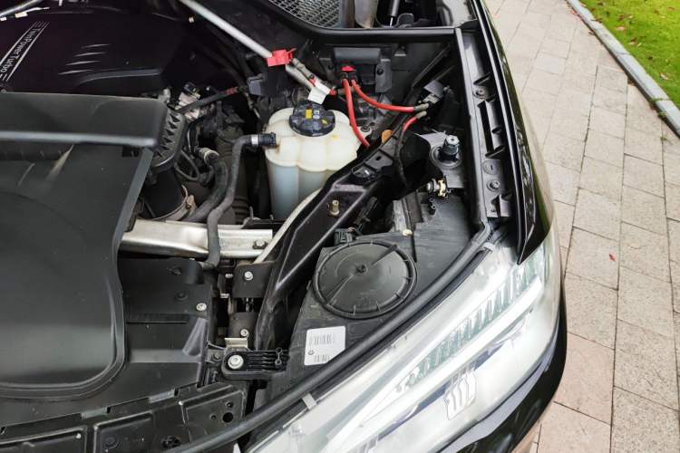 Used BMW X5 2018 xDrive28i Engine Bay Left