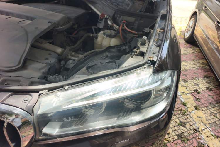 Used BMW X5 2018 xDrive28i Engine Bay Left