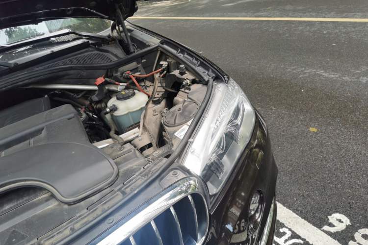 Used BMW X5 2018 xDrive28i Engine Bay Left