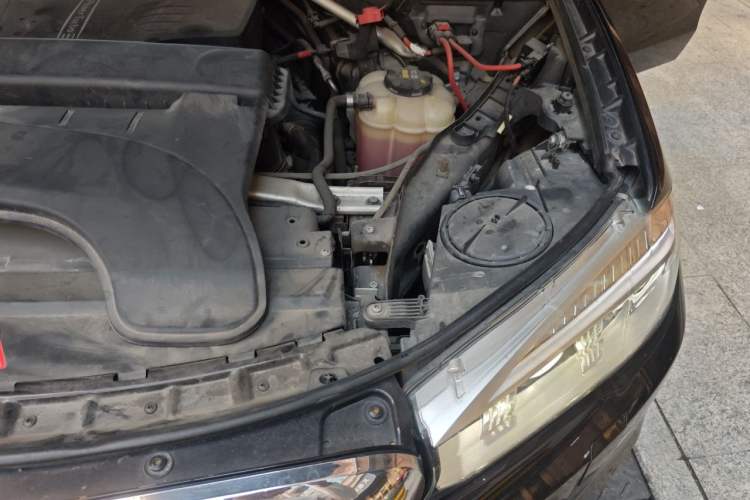 Used BMW X5 2018 xDrive28i Engine Bay Left