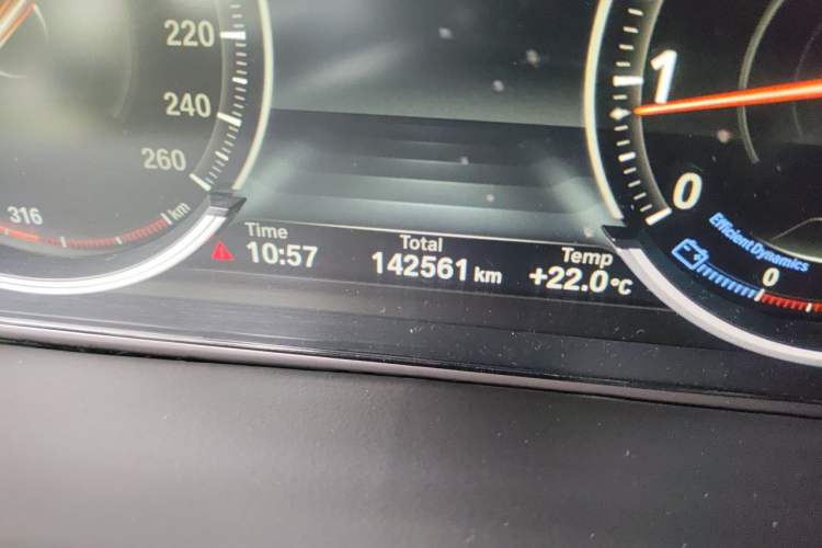 Used BMW X5 2018 xDrive28i Odometer Close Up
