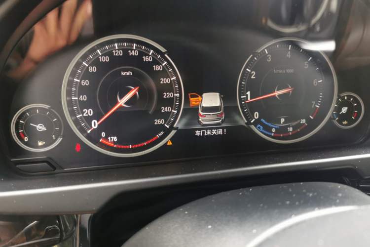 Used BMW X5 2018 xDrive28i Odometer Close Up