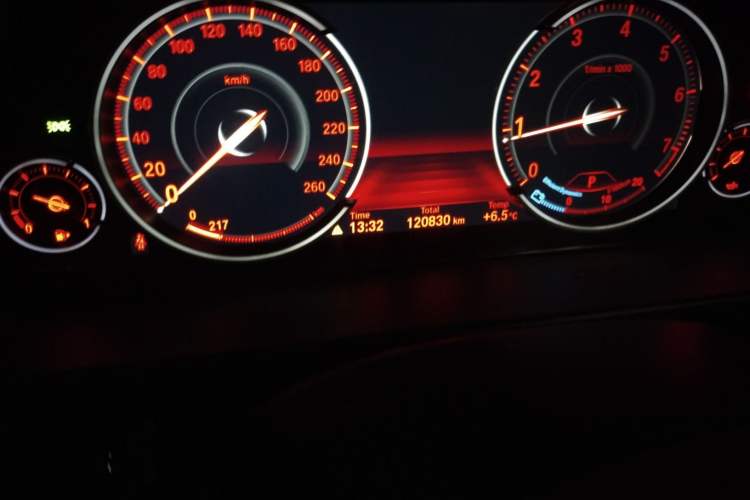 Used BMW X5 2018 xDrive28i Odometer Close Up