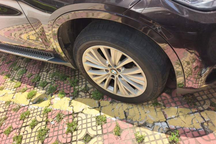 Used BMW X5 2018 xDrive28i Right Front Wheel Hub