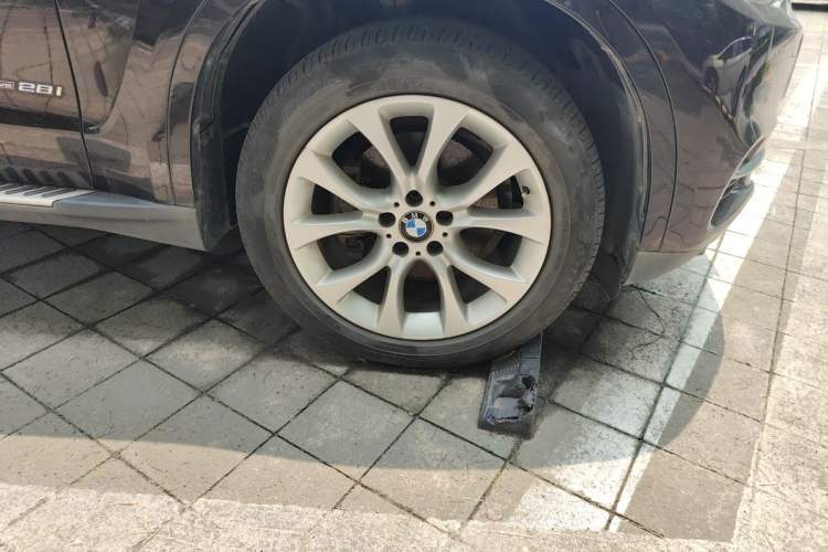 Used BMW X5 2018 xDrive28i Right Front Wheel Hub