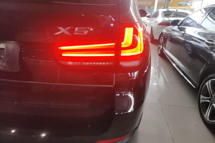 Used BMW X5 2018 xDrive28i Right Rear Taillight
