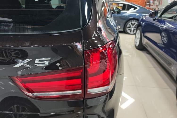 Used BMW X5 2018 xDrive28i Right Rear Taillight