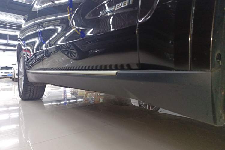 Used BMW X5 2018 xDrive28i Right Side Sill