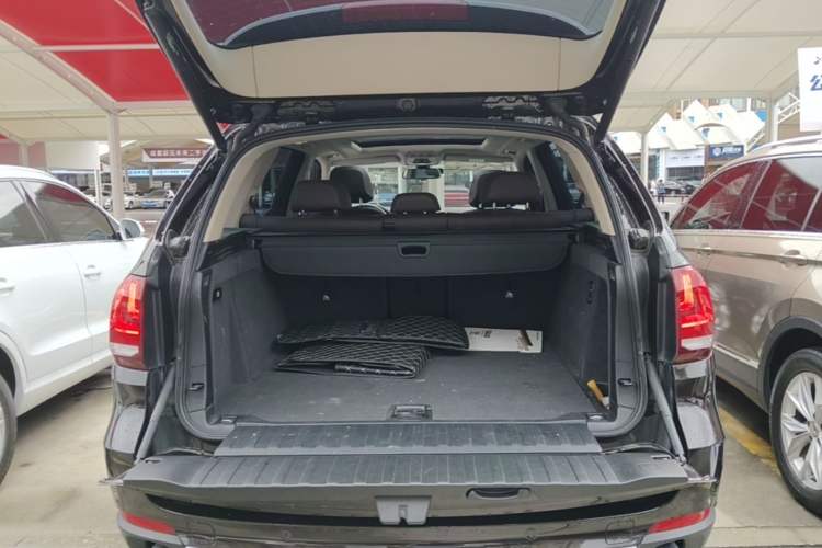 Used BMW X5 2018 xDrive28i Trunk