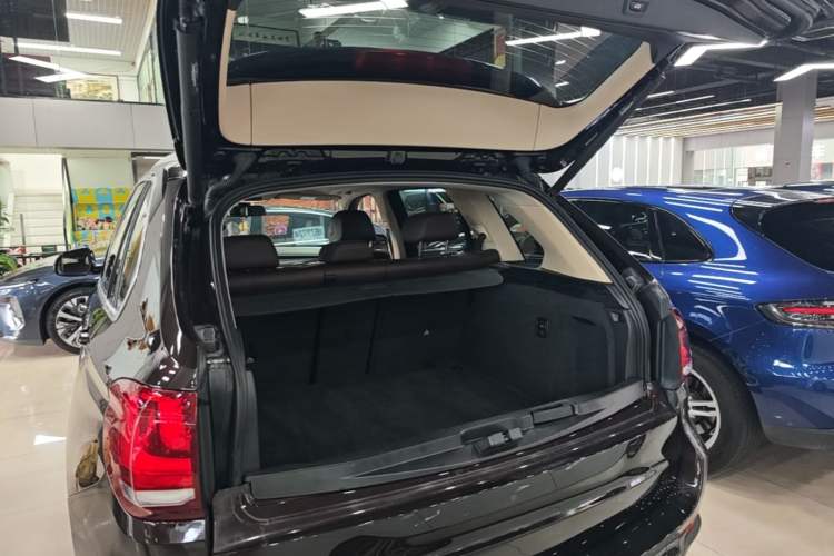 Used BMW X5 2018 xDrive28i Trunk