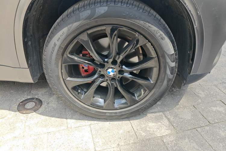 Used BMW X5 2018 xDrive28i Right Front Wheel Hub