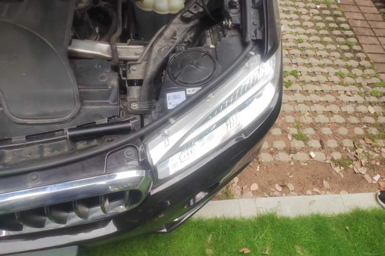 Used BMW X5 2018 xDrive28i Engine Bay Left