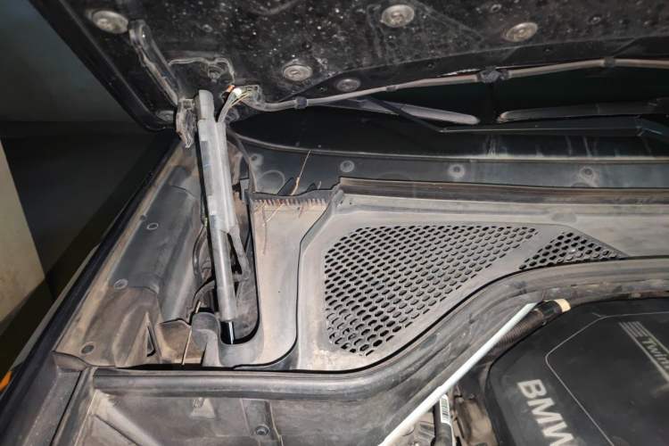 Used BMW X5 2018 xDrive28i Engine Bay Right