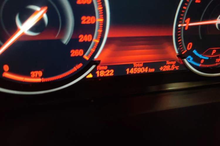 Used BMW X5 2018 xDrive28i Odometer Close Up