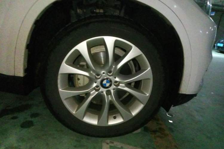 Used BMW X5 2018 xDrive28i Right Front Wheel Hub