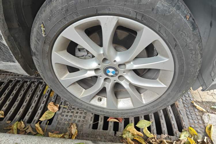 Used BMW X5 2018 xDrive28i Right Front Wheel Hub