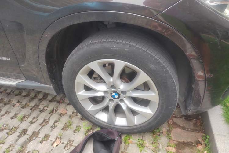 Used BMW X5 2018 xDrive28i Right Front Wheel Hub