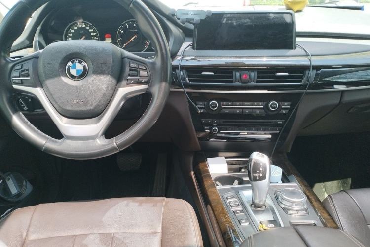 Used BMW X5 2018 xDrive28i Center Console
