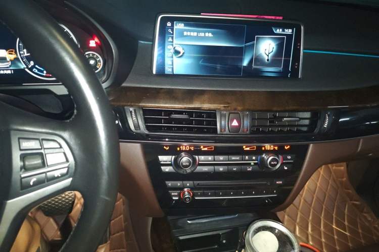 Used BMW X5 2018 xDrive28i Audio And AC Panel