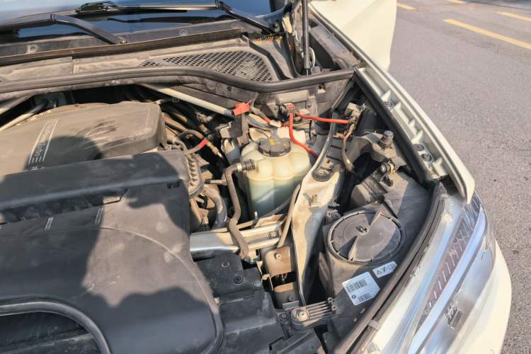 Used BMW X5 2018 xDrive28i Engine Bay Left