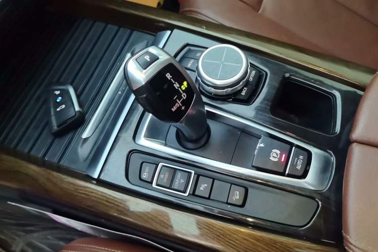 Used BMW X5 2018 xDrive35i Standard Model Small Screen Fabric Middle East Gear Lever