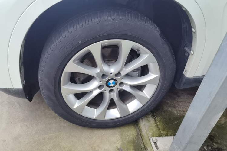 Used BMW X5 2018 xDrive28i Left Front Wheel Hub