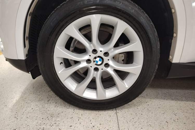 Used BMW X5 2018 xDrive28i Left Front Wheel Hub