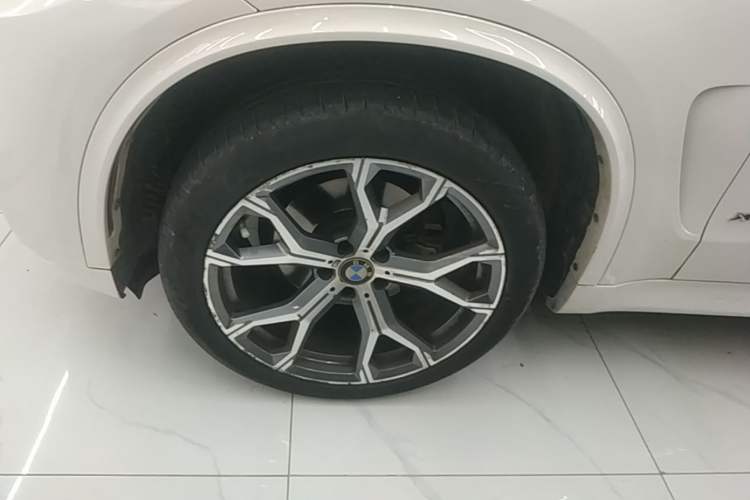 Used BMW X5 2018 xDrive35i Base Model Middle East Left Front Wheel Hub