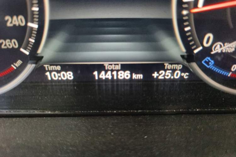 Used BMW X5 2018 xDrive28i Odometer Close Up