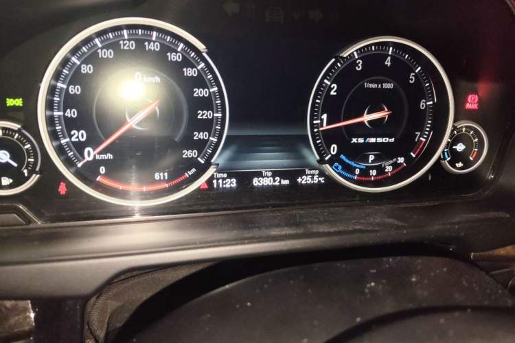 Used BMW X5 2018 xDrive28i Odometer Close Up