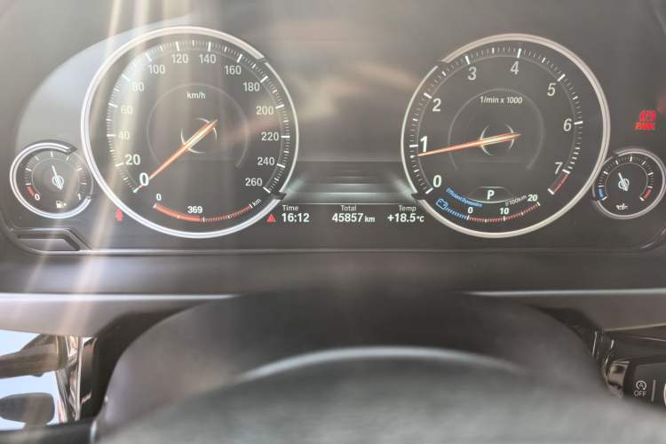 Used BMW X5 2018 xDrive28i Odometer Close Up