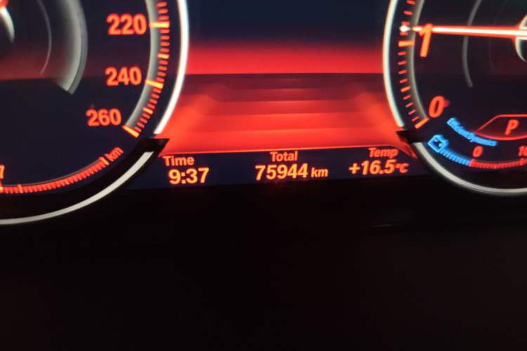 Used BMW X5 2018 xDrive28i Odometer Close Up
