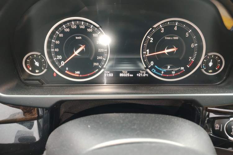 Used BMW X5 2018 xDrive28i Odometer Close Up