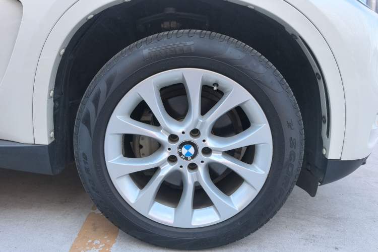 Used BMW X5 2018 xDrive28i Right Front Wheel Hub