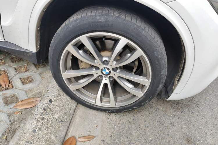 Used BMW X5  Right Front Wheel Hub