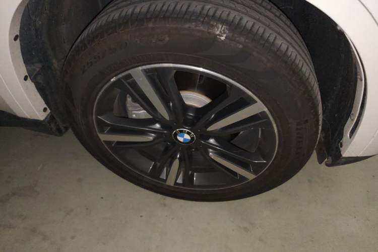 Used BMW X5 2018 xDrive35i Elegant Edition Right Front Wheel Hub