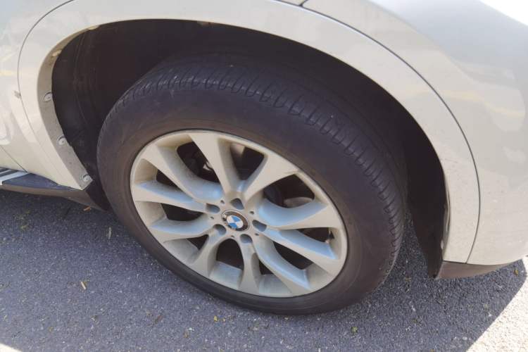 Used BMW X5 2018 xDrive28i Right Front Wheel Hub